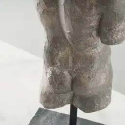 Koros Statue Stand